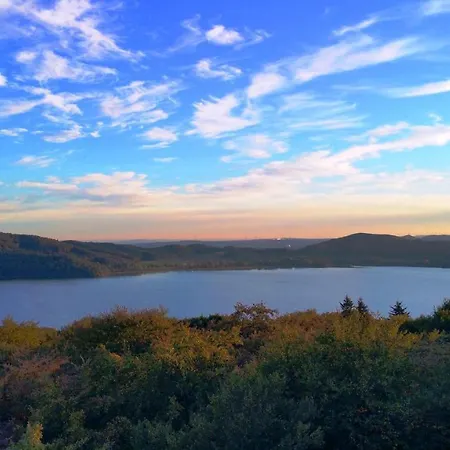 Am Waldsee Direkt Am Badesee Mit Seeblick Fuer Bis Zu 14 Personen Traumferienhaeuser-eifel *