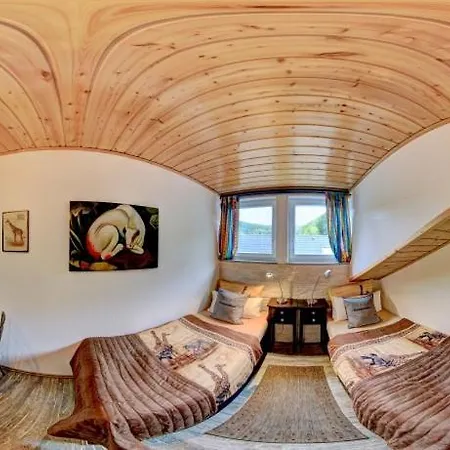 Am Waldsee Direkt Am Badesee Mit Seeblick Fuer Bis Zu 14 Personen Traumferienhaeuser-eifel *